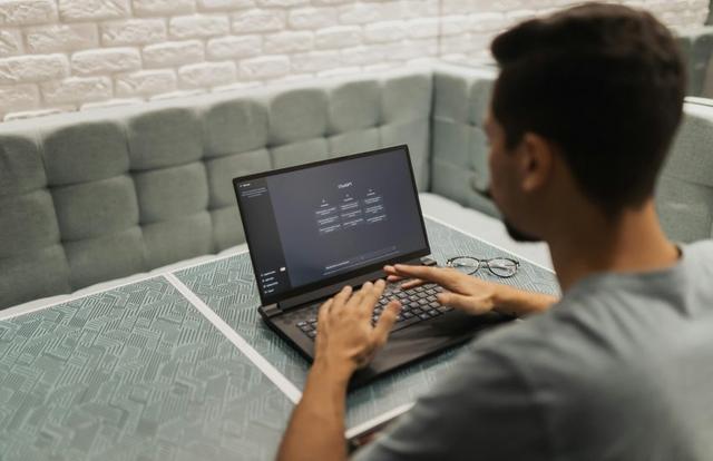 Man working on a computer at a cafe